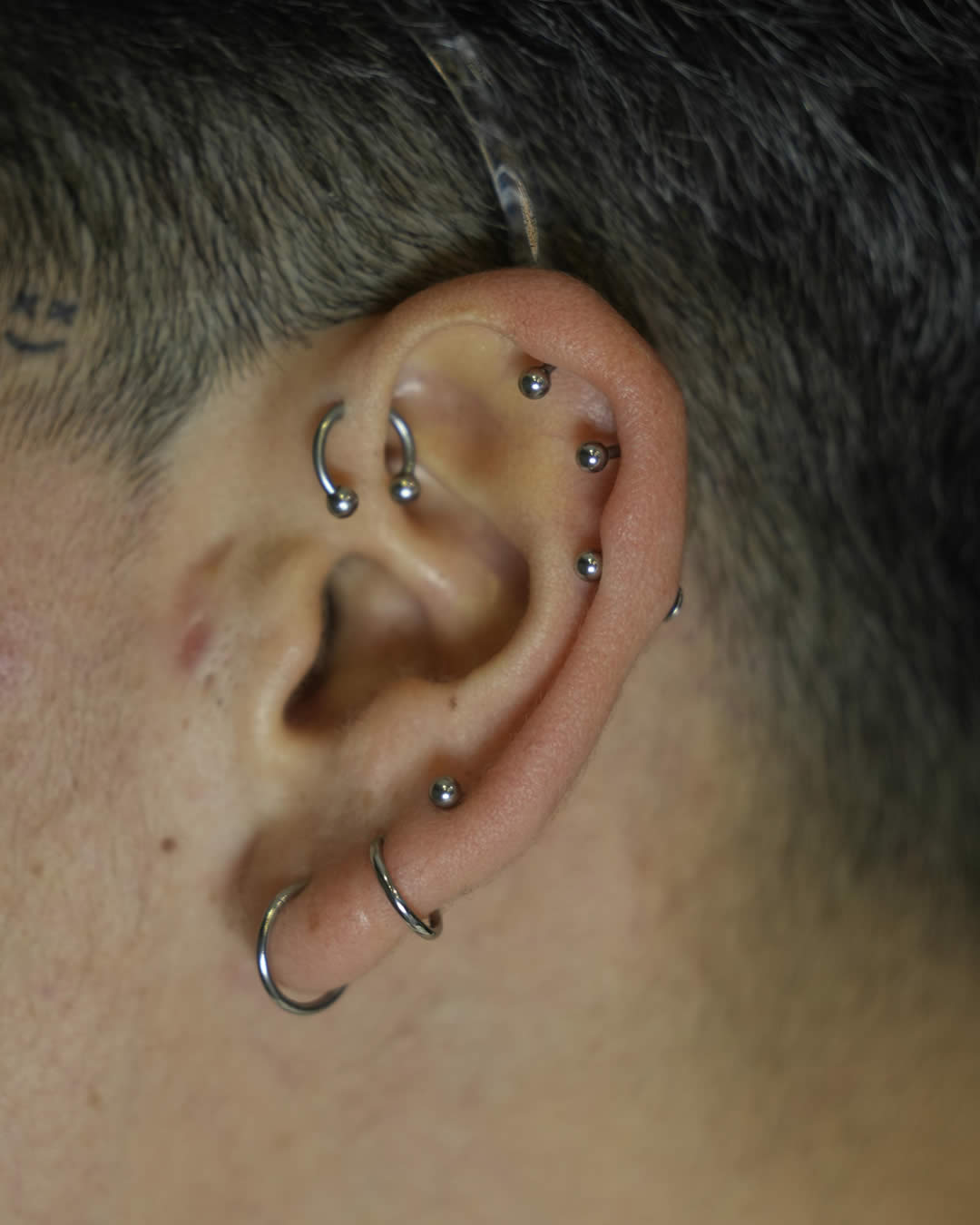 Yeni yaptırılmış kulak piercingi, piercing sonrası bakım rehberi