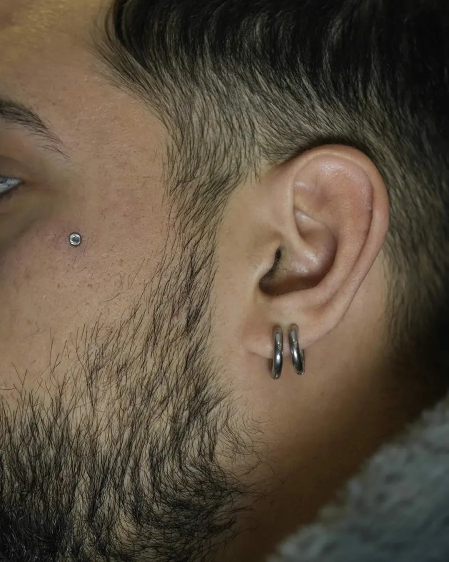 Helix piercing uygulaması