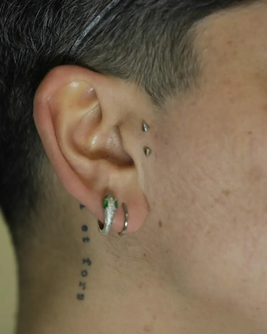 Kulak kompozisyon piercing uygulaması