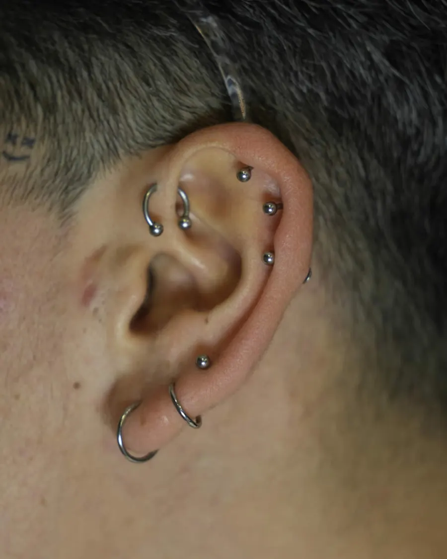Tragus piercing uygulaması
